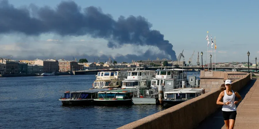 Дим у Санкт-Петербурзі після атаки дронів. Фото: REUTERS/Stringer