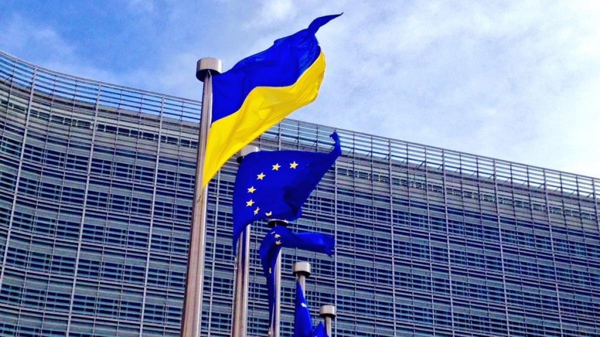 eu-ukraine-flag-with-ec-on-background
