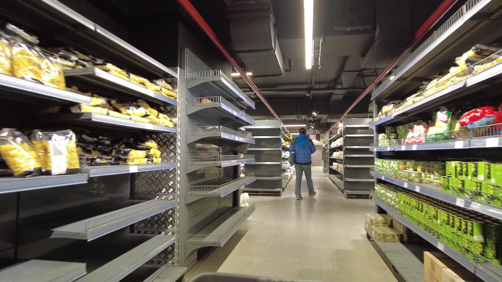 Полиці в єдиному супермаркеті «АТБ», який досі працює в Краматорську. Інші відділення закрилися
