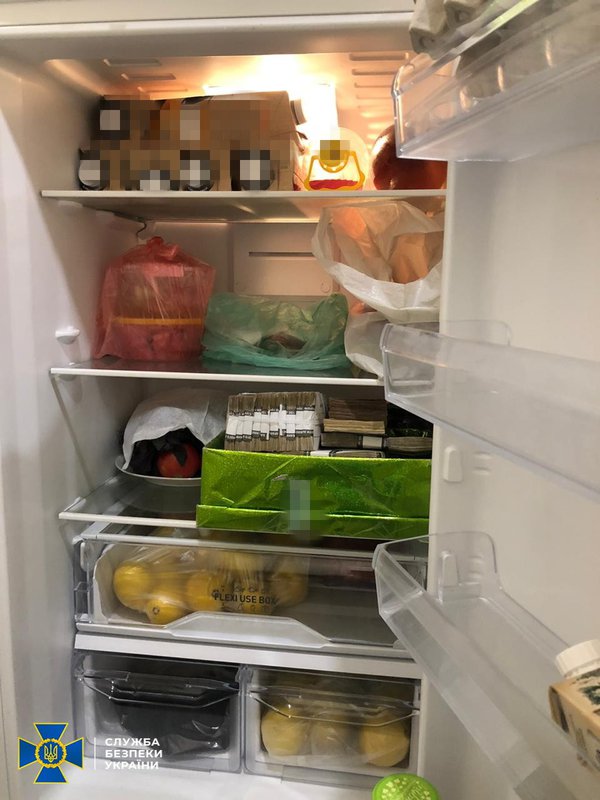 Фото дня. СБУ знайшла понад мільйон гривень у холодильнику