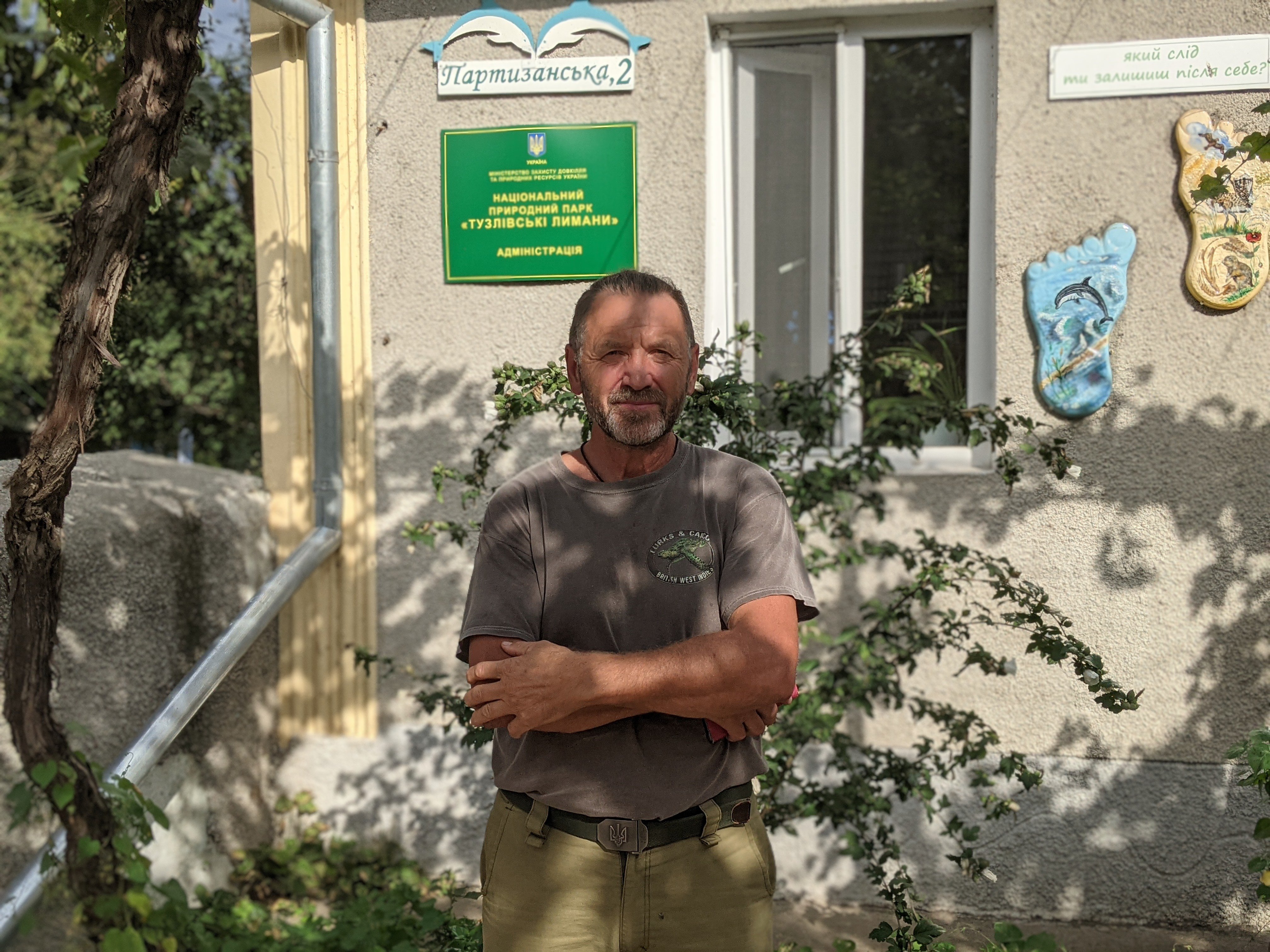 Іван Русєв у дворі адміністрації НПП “Тузлівські лимани”