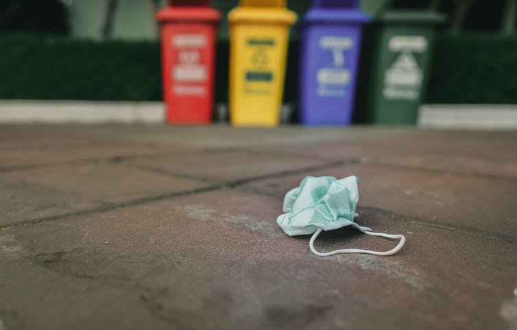 Наразі ресайклинг медичних масок "практично" неможливий: це кілька видів пластику, ще й біологічно забрудненого. Фото Shutterstock
