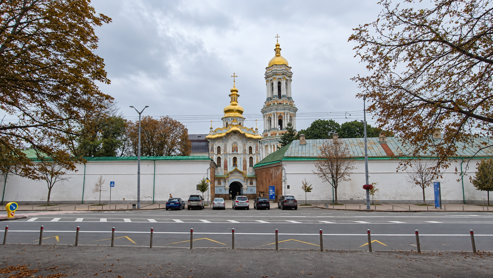 Головна  брама з Троїцькою церквою