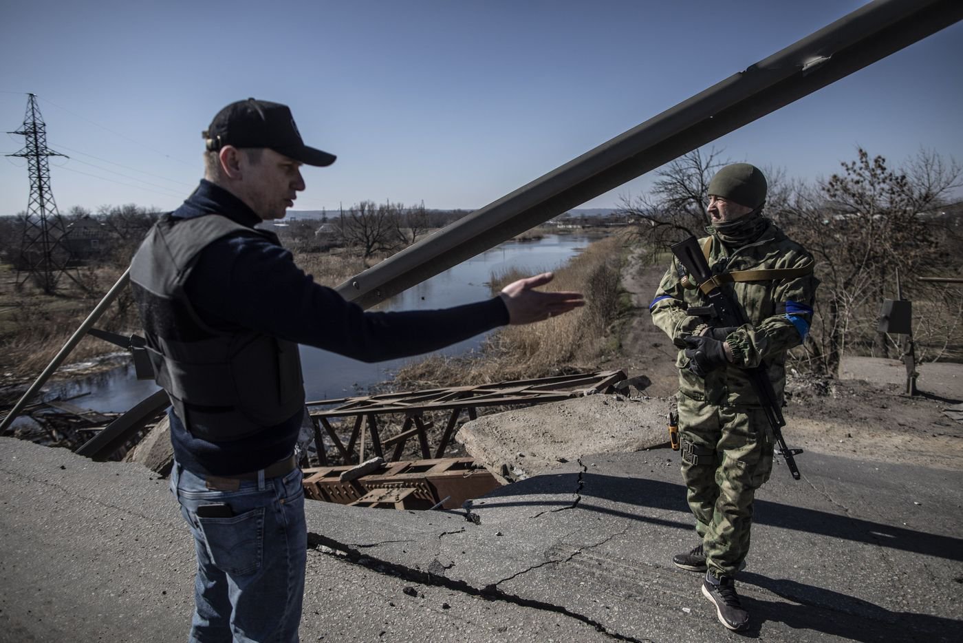 Міський голова Вознесенська Євгеній Величко (ліворуч) на мосту, який підірвали українські військові інженери