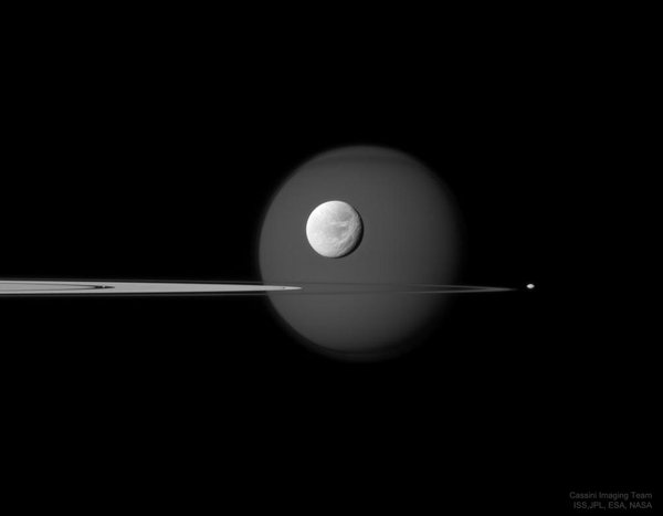 Космічна краса дня: супутники Сатурна на тлі кілець «у профіль»
