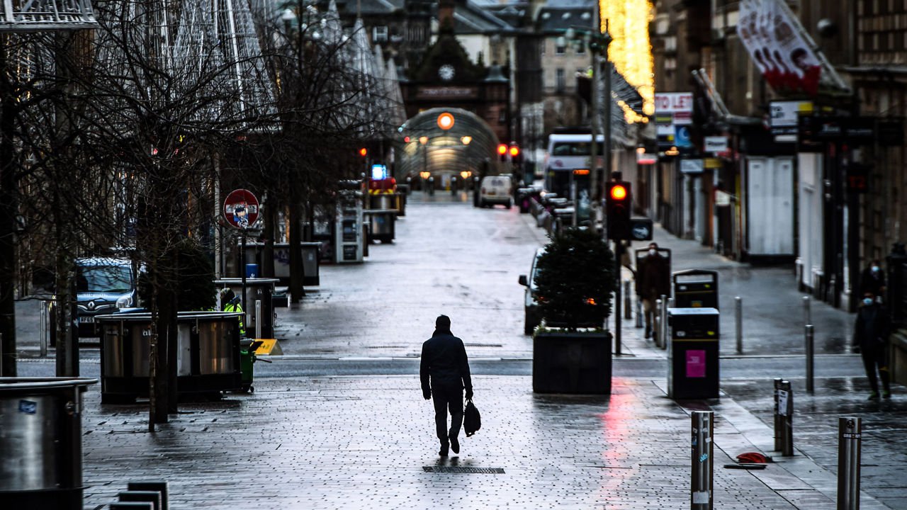На фото: порожні вулиці Глазго, Шотландія, 5 січня 2021 року після нового суворого локдауну через новий варіант коронавірусу. ANDY BUCHANAN/AFP