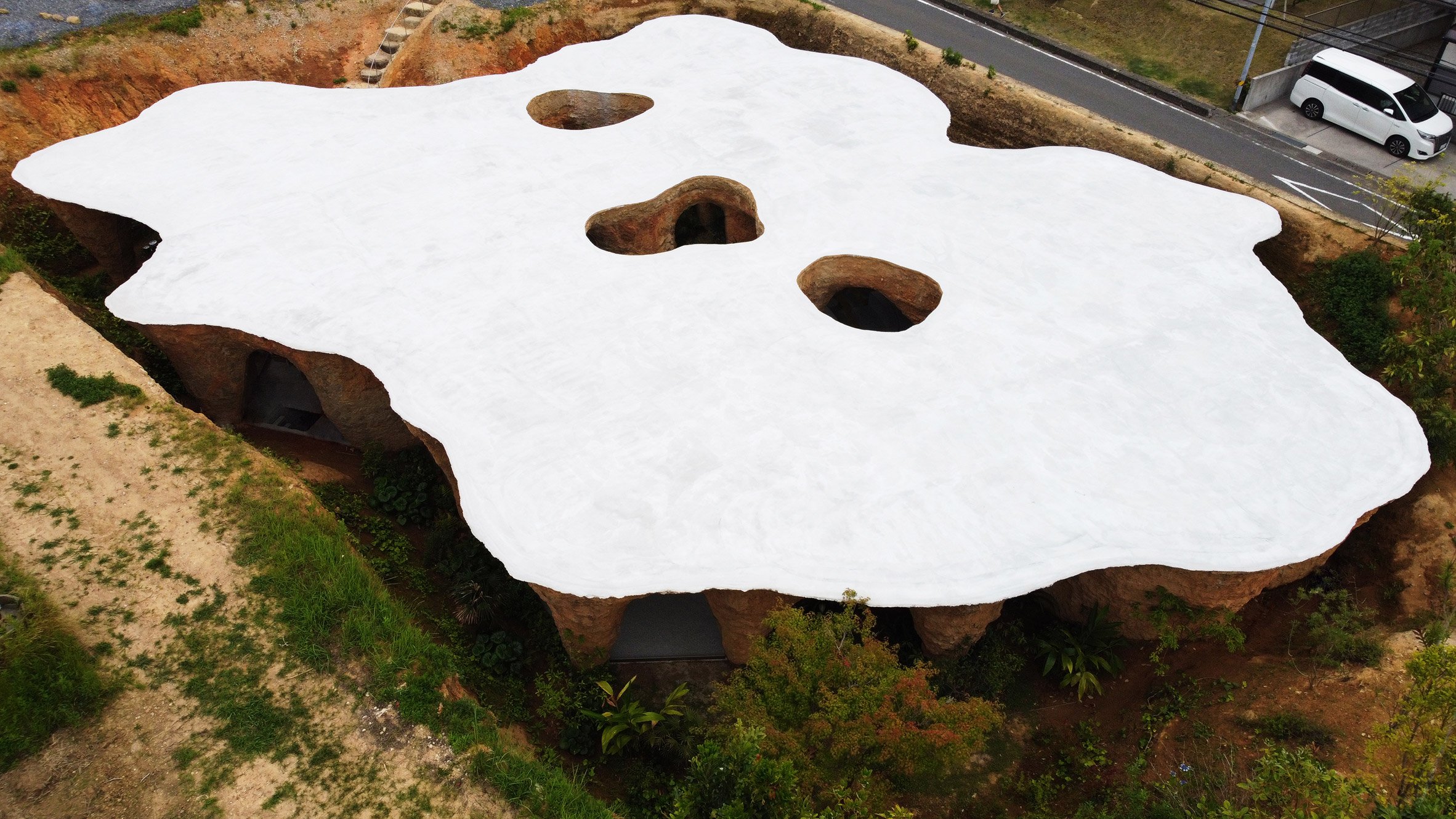 Будинок, вкритий ґрунтом, Японія. Японський архітектор Дзюня Ісігамі створив цей будинок і ресторан, заливаючи бетон у ретельно викопані ями в землі, даючи йому застигнути, а потім розкопуючи конструкцію, знімаючи навколишню землю. В результаті вийшов лабіринт печерних підземних просторів. Фото Дзюня Ісігамі + Associates