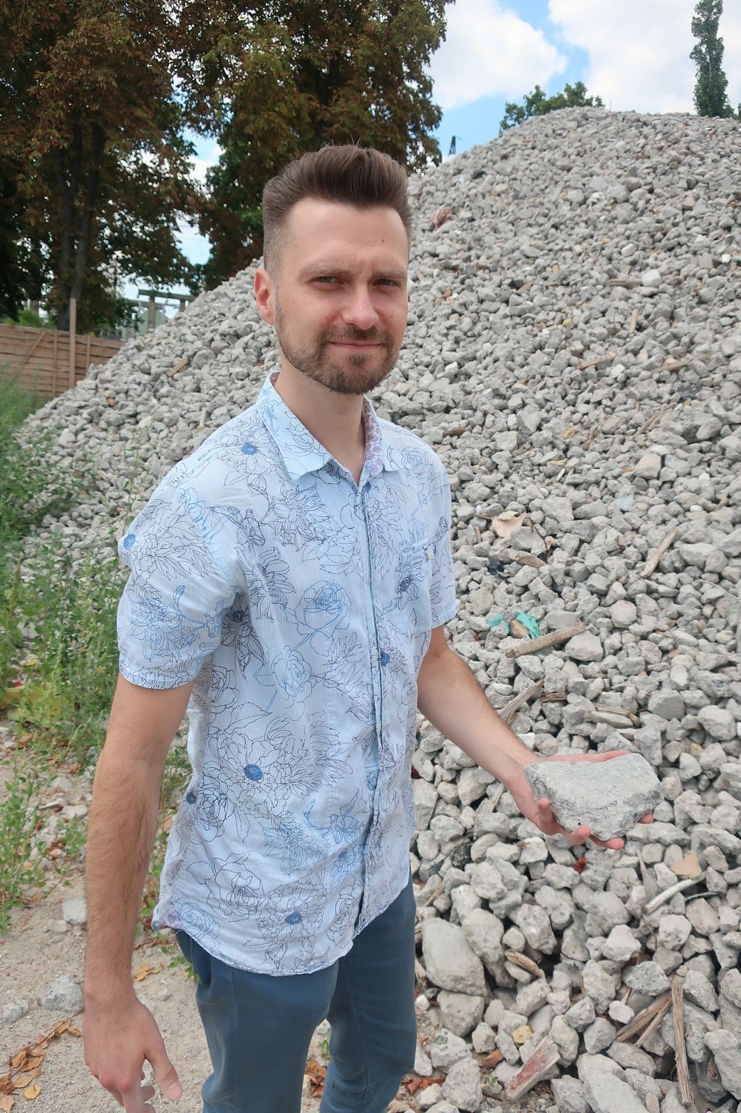 Дмитро Верьовкін показує подрібнене будівельне сміття на будмайданчику в Гостомелі
