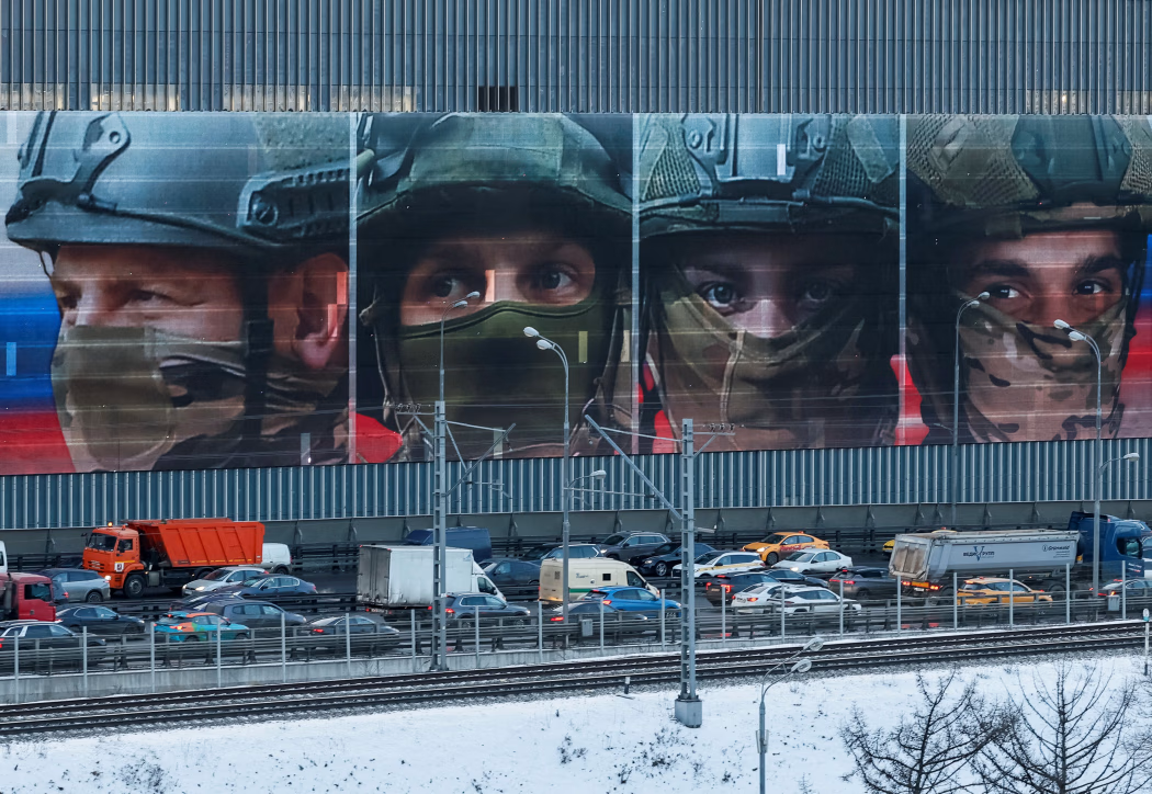 Російська військова пропаганда на вулицях міст. Фото: Юлія Морозова/Reuters