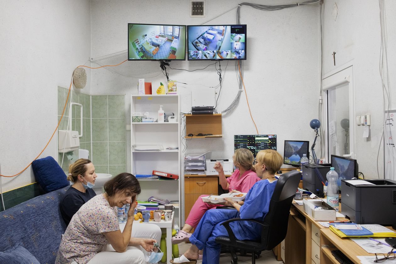 Ті польські медсестри, що не виїхали з країни, нині працюють понаднормово: фото Maciek Nabrdalik
