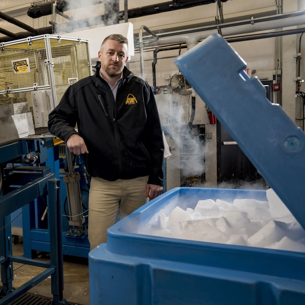 Brad Dunn, віцепрезидент компанії Cee Kay Supply в Сент-Луїсі, яка виготовляє сухий лід