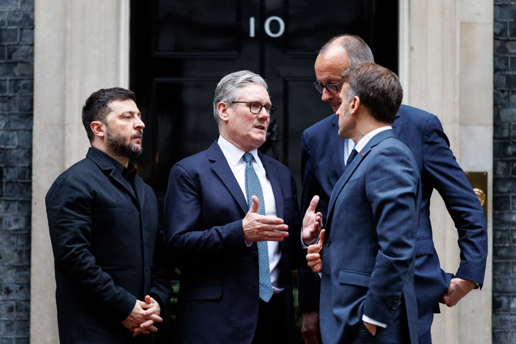 Зліва направо: президент України Володимир Зеленський, прем'єр-міністр Великої Британії Кір Стармер, канцлер Німеччини Фрідріх Мерц та президент Франції Еммануель Макрон. Tolga Akmen/EPA/Shutterstock