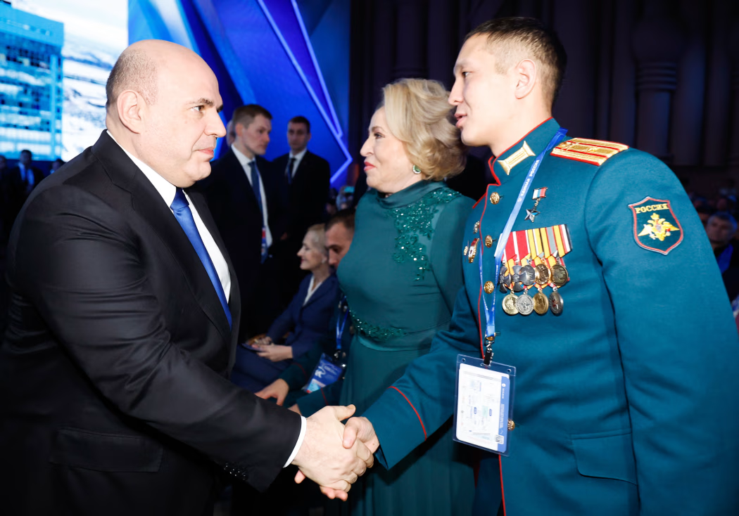 Прем'єр-міністр Росії Михайло Мішустін потискає руку майору Аміру Аргамакову. Фото: Дмитро Астахов/ТАСС/Zuma Press