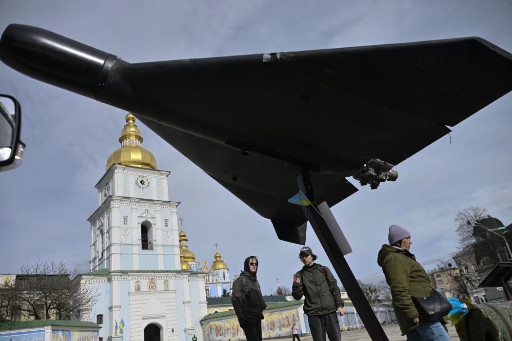 Безпілотник «Герань-2» на виставці під відкритим небом у Києві. Genya Savilov/AFP/GETTY IMAGES