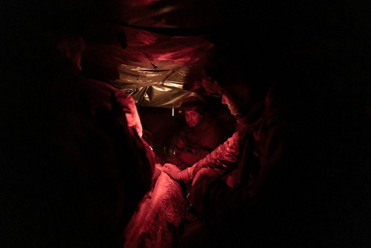 Українські солдати ховаються від ворожих безпілотників в укритті на передовій