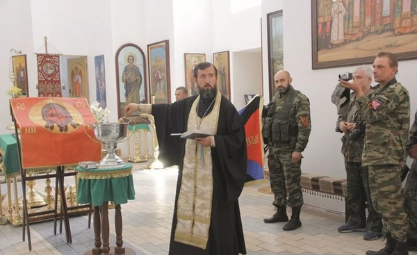 Один священник освячував «бойові прапори» Гіркіна, а потім святив українських поліцейських (ФОТО)