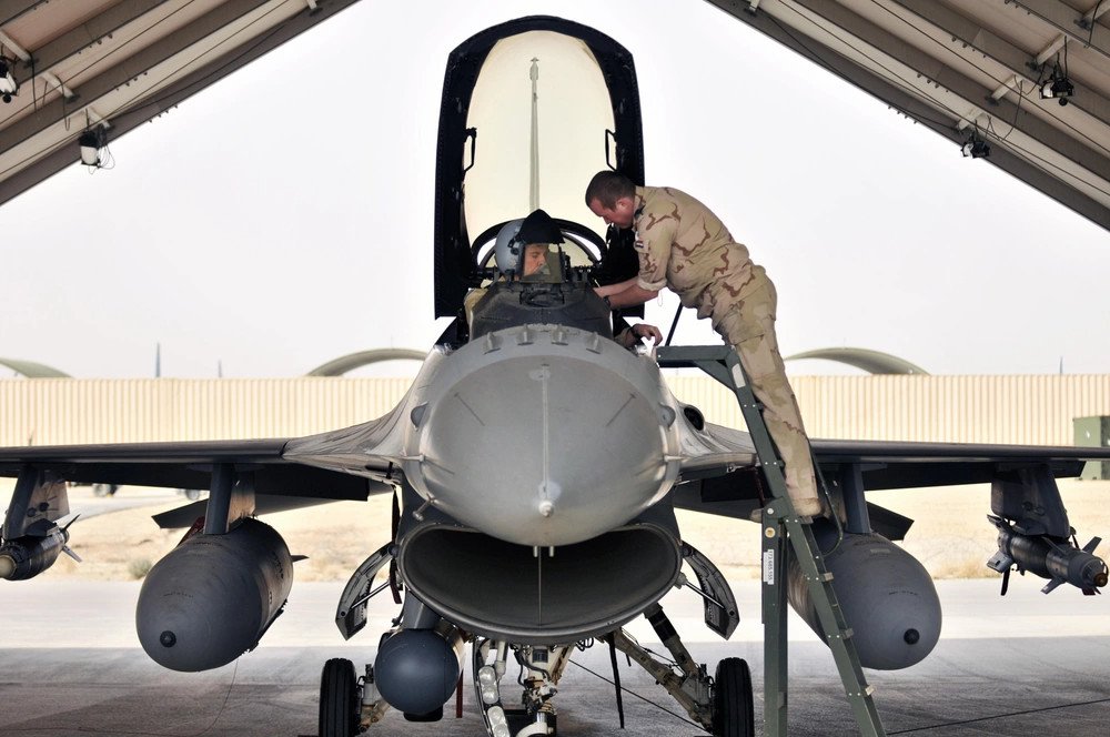 Льотчики 1-ї Королівської авіаційної групи Нідерландів готуються до місії на аеродромі Кандагар, Афганістан, 17 березня 2002. Фото Spc. Дженніфер Спрадлін