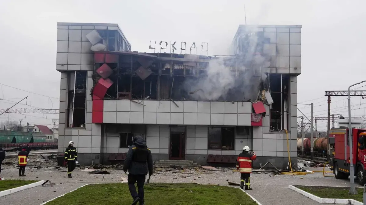 Зруйнований Фастівський вокзал. Фото: Сергій Окунєв / NV