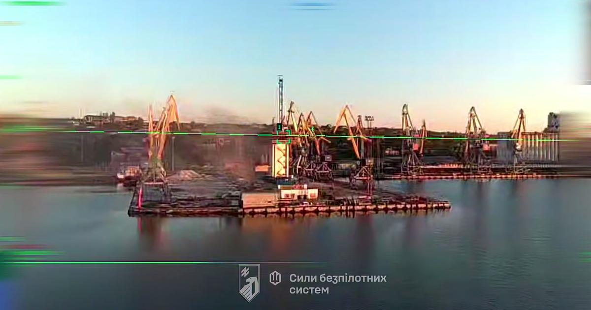 Росіяни втратили можливість використовувати порт Маріуполя: знищено критичну інфраструктуру, — «Азов» (ВІДЕО)