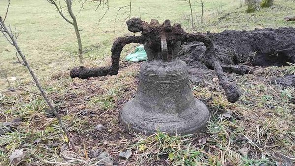 На Тернопільщині знайшли дзвін, закопаний у Другу світову