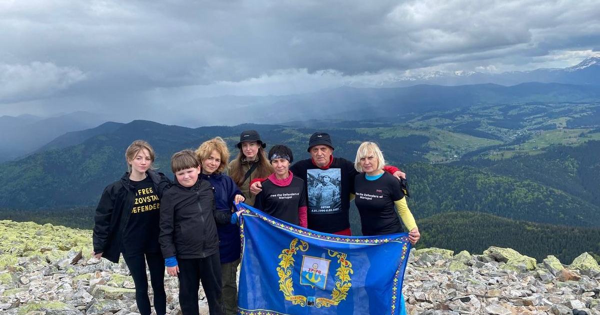 Батьки загиблого азовця Олександра Гряника підкорюють вершини в пам’ять про сина