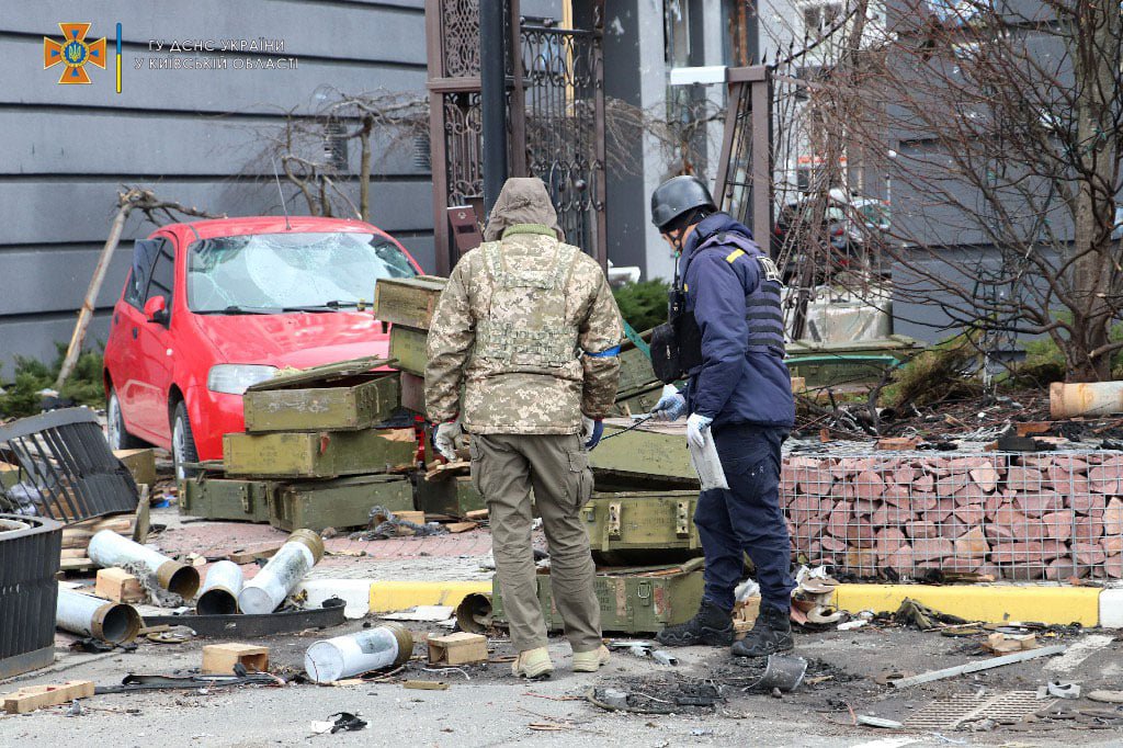 Ящики з російськими снарядами у дворі ірпінських житлових будинків