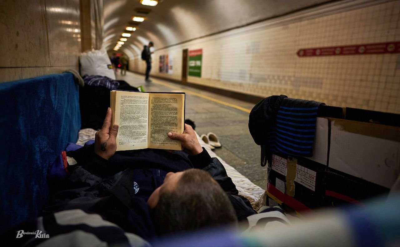 Кияни у метро під час повітряної тривоги. Ілюстративне фото Олексія Самсонова