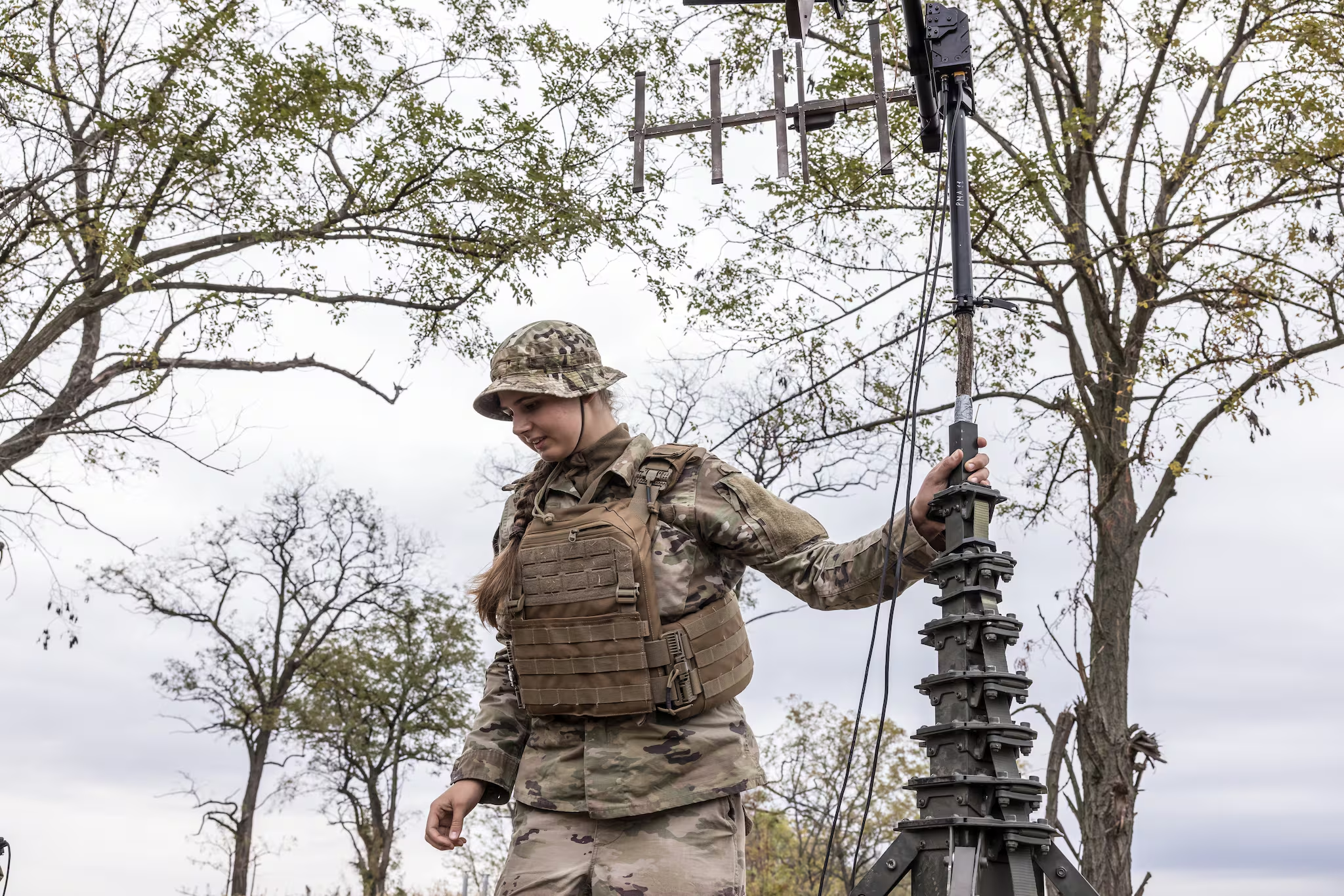 Марина встановлює антену. (Оксана Парафенюк/The Washington Post)