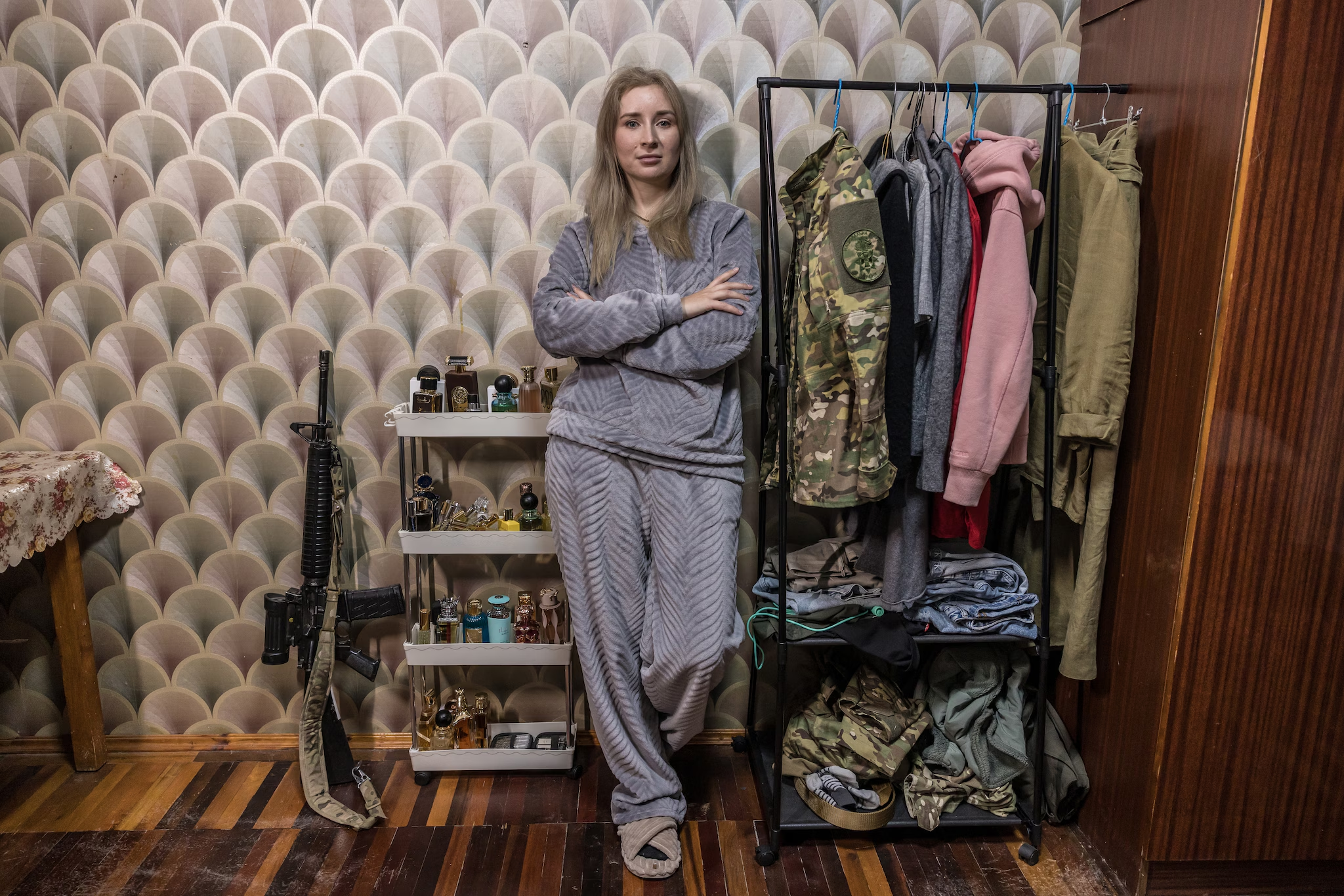 Дарія у своїй кімнаті в орендованій чотирикімнатній квартирі в Запорізькій області, де вона живе разом з бойовими посестрами
