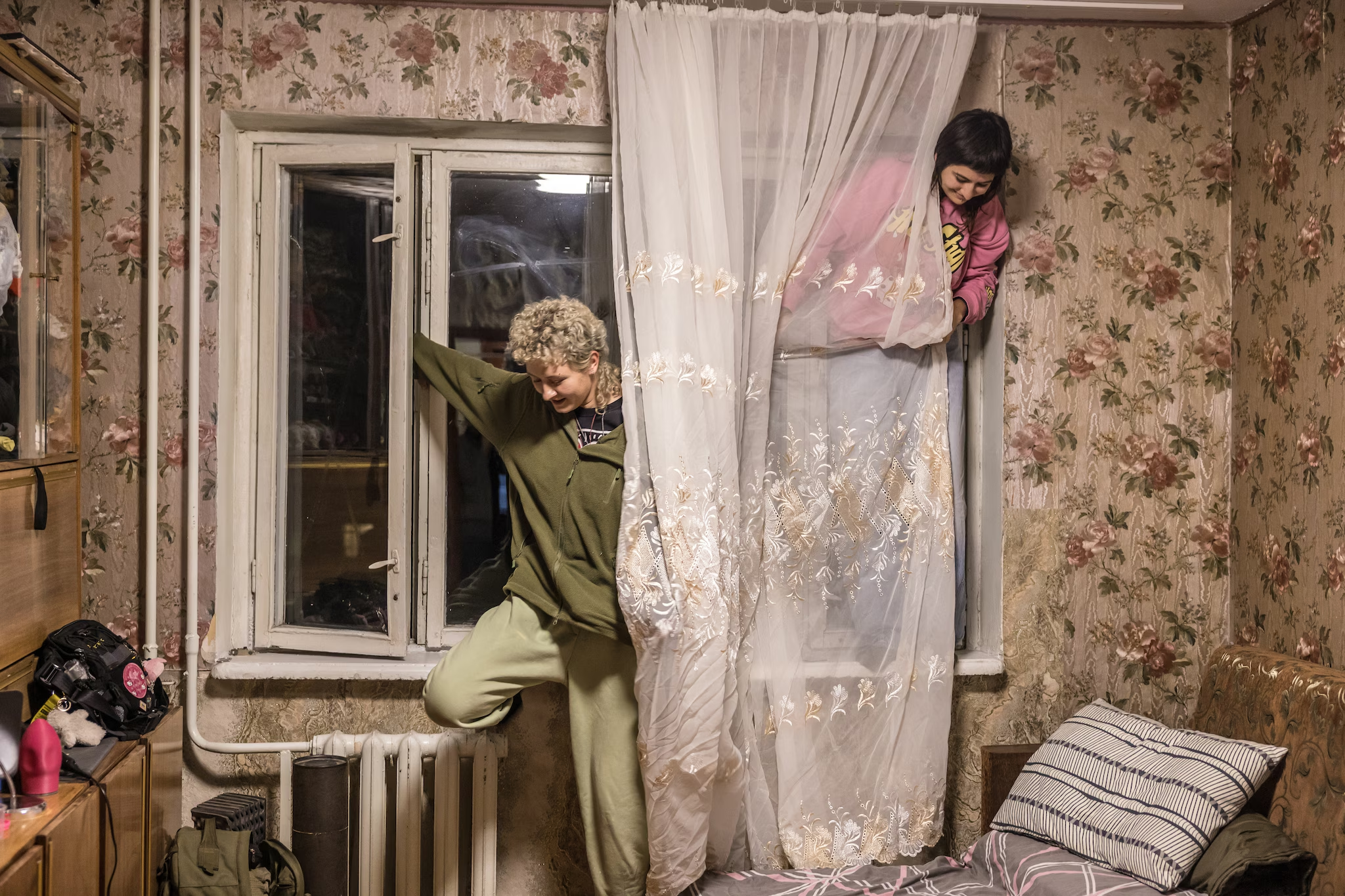 Олександра (ліворуч) та Вікторія повісили штори у квартирі