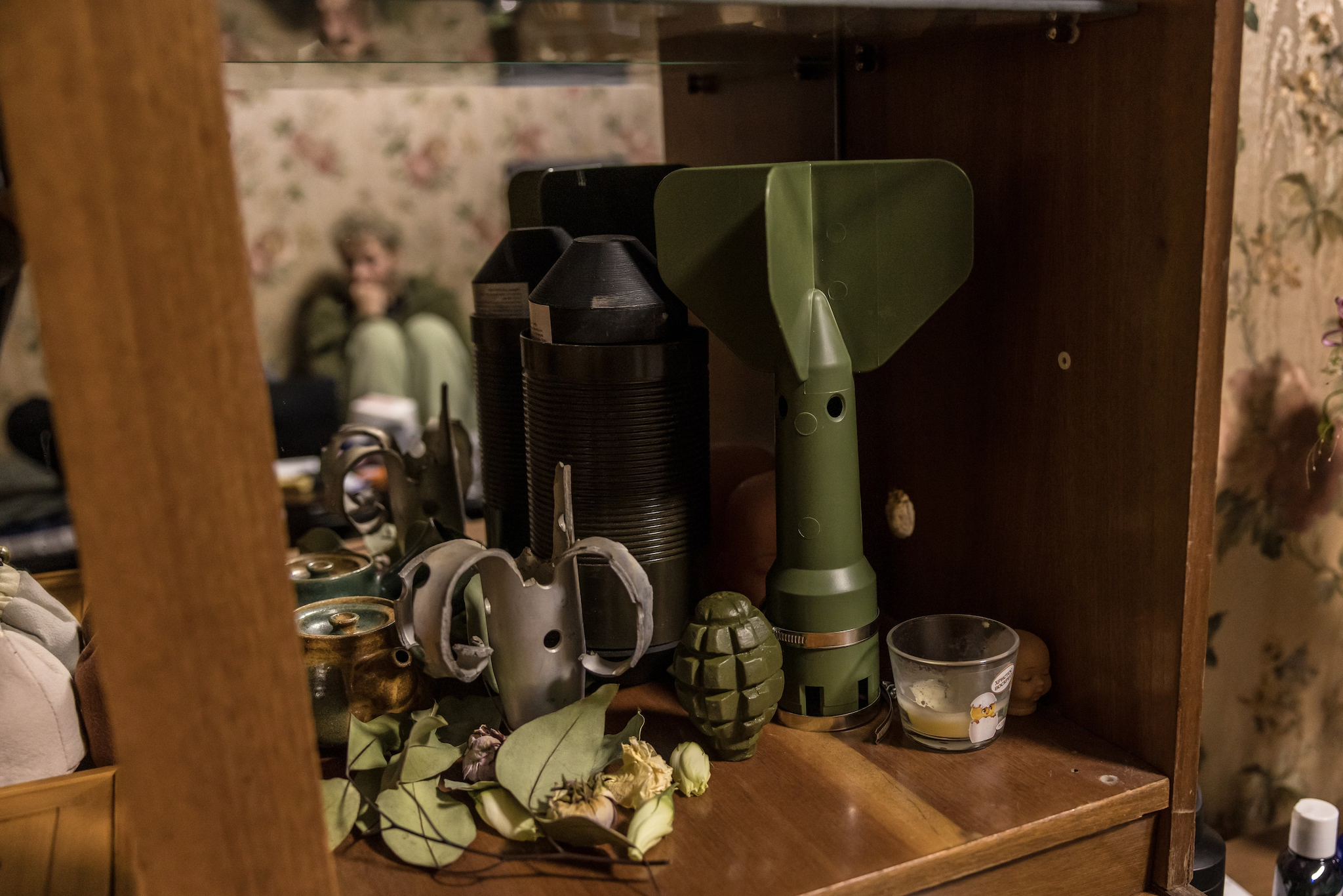 Знайдені предмети на полиці в квартирі