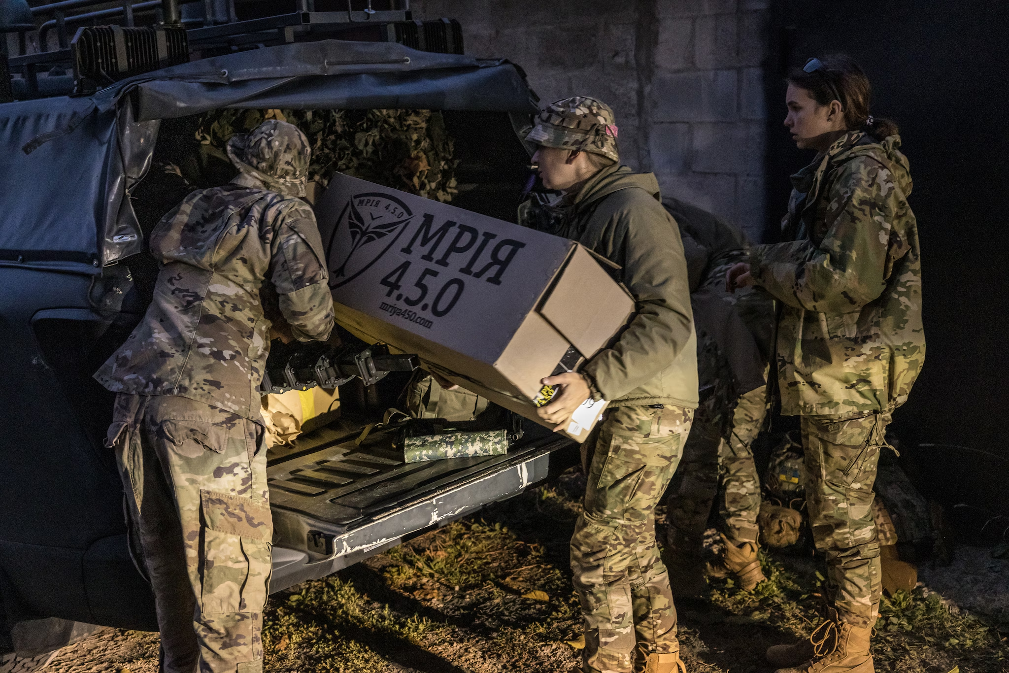 Члени екіпажу БПЛА завантажуються