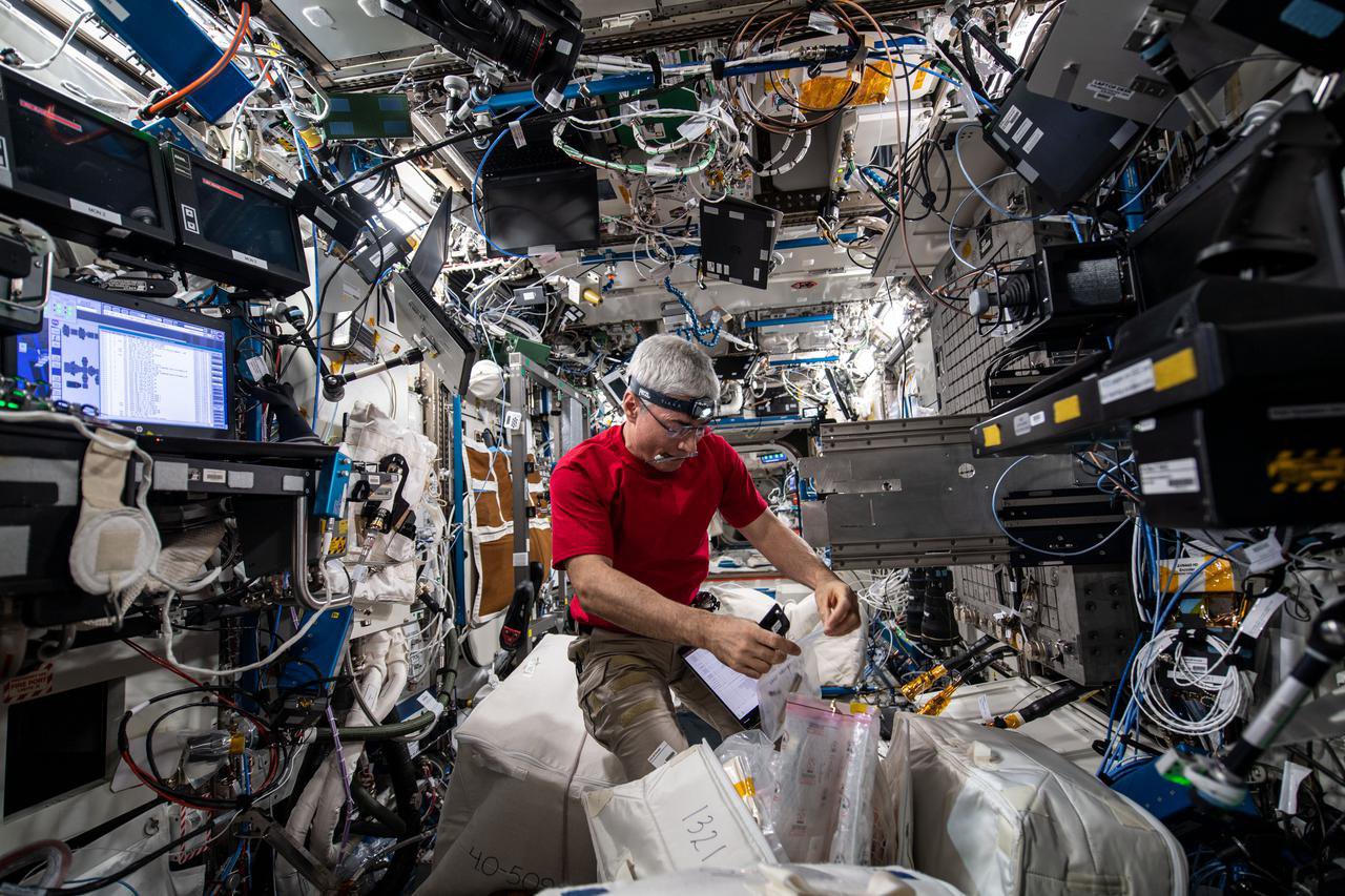 15 березня 2022 року астронавт NASA Марк Ванде Хей перевершив рекорд колишнього астронавта NASA Скотта Келлі, провівши у космосі 355 днів. Його тривала місія на борту МКС надає дослідникам можливість спостерігати за впливом тривалих космічних польотів на організм людини