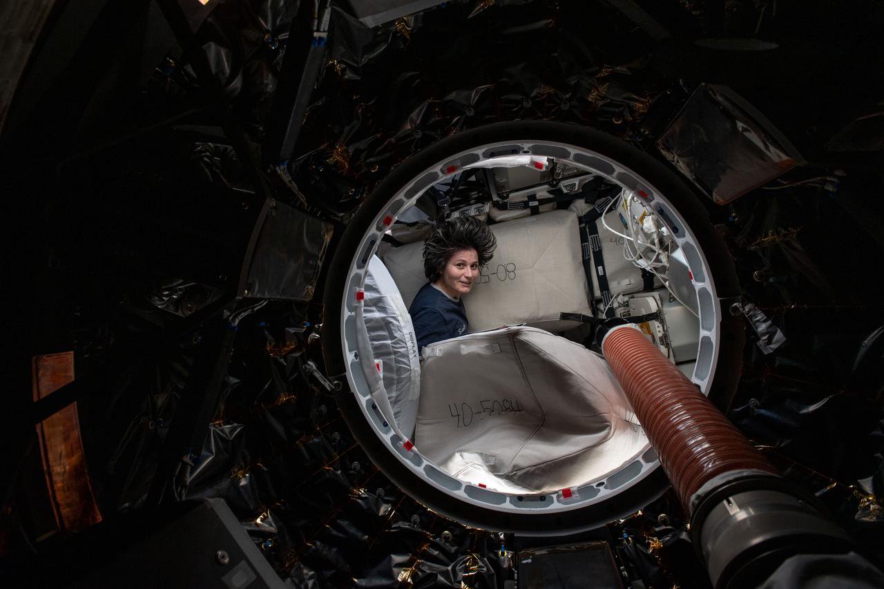 Астронавтка Європейського космічного агентства Саманта Крістофоретті пакує вантажі в корабель поповнення запасів SpaceX Dragon перед тим, як він відстикувався від МКС 19 серпня 2022 року
