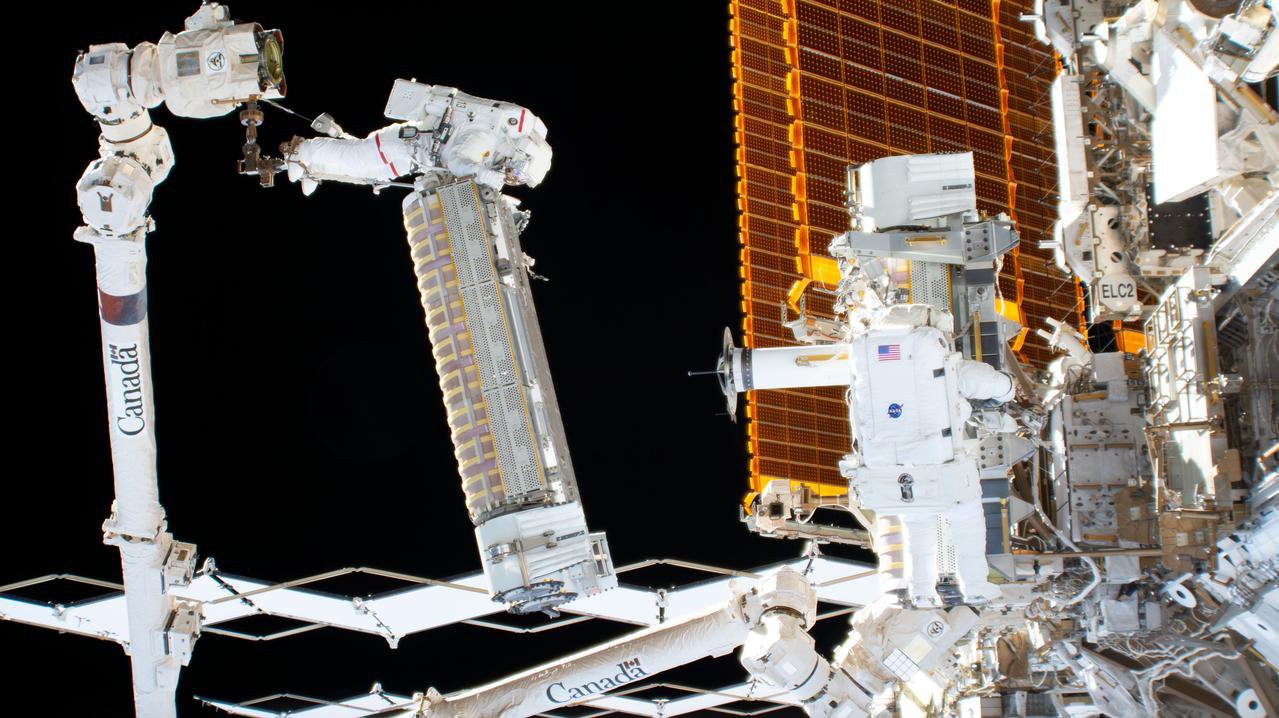 Астронавти НАСА Джош Кассада і Френк Рубіо (зліва направо) під час виходу у відкритий космос встановлюють розгорнену сонячну батарею iROSA на ферменну конструкцію правого борту Міжнародної космічної станції. Очікується, що після встановлення всіх шести панелей iROSA загальне виробництво електроенергії на станції збільшиться до понад 250 кВт