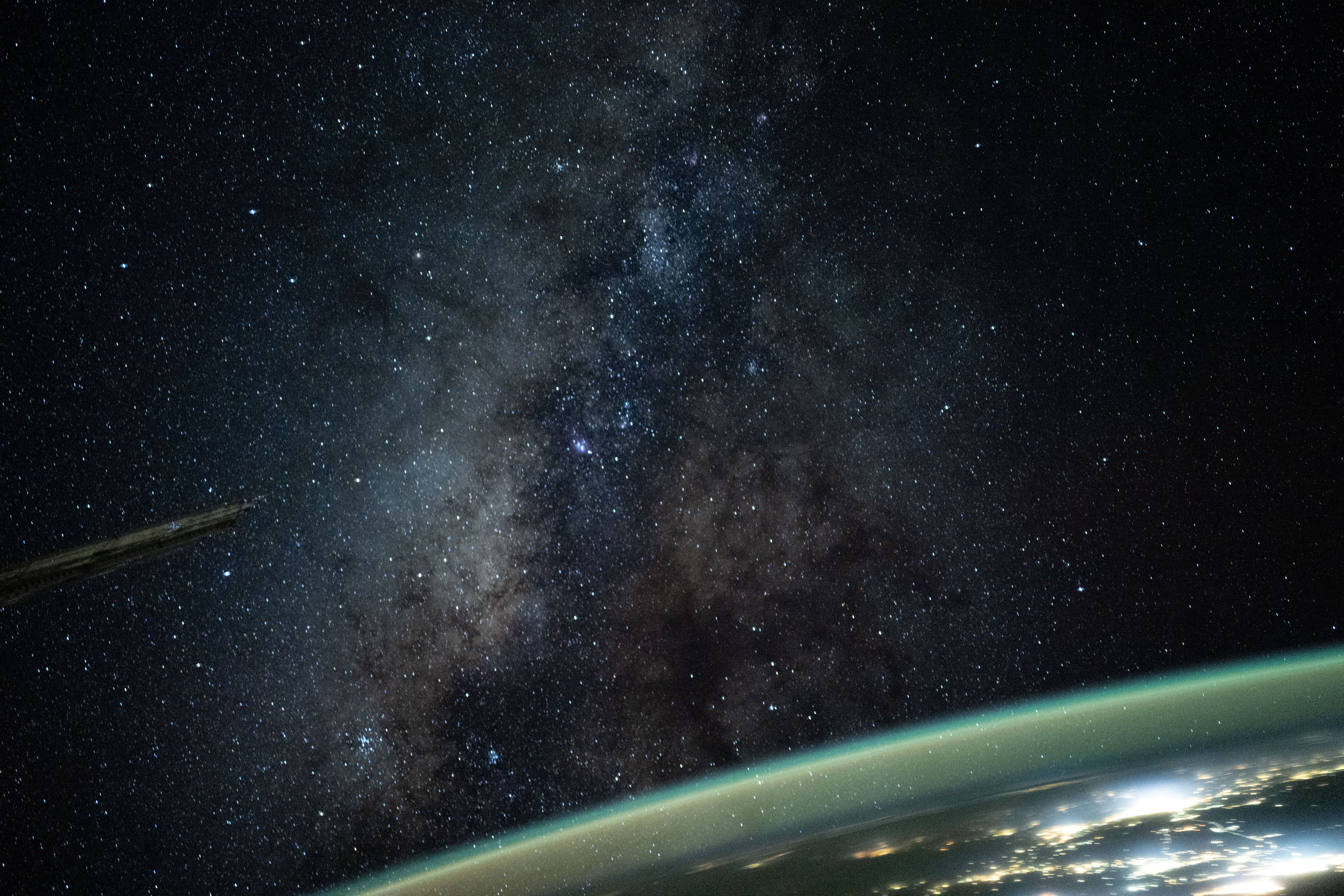 Знімок зроблений 23 серпня 2025 року, коли станція пролітала на висоті 420 км над південною частиною Ірану о 12:54 ночі за місцевим часом. Фото: NASA