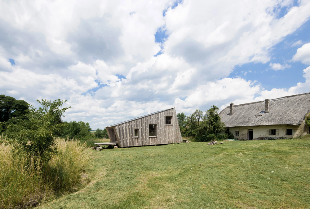 juri-troy-architects-timber-straw-flea-house-cabin-austria_dezeen_2364_col_4.webp