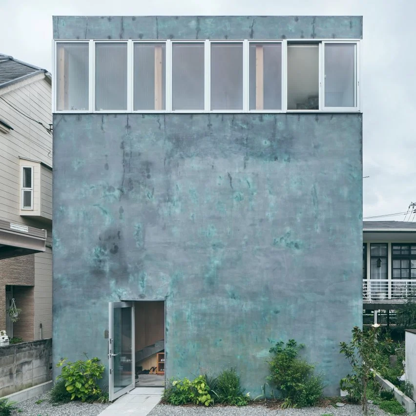 Kappa House, Японія, студія Archipelago Architects. Зеленкувато-блактине покриття, схоже на патину, покликане створити відчуття, що будівля існує на ділянці вже давно, зливаючись з вуличним ландшафтом. Фото: Archipelago Architects Studio