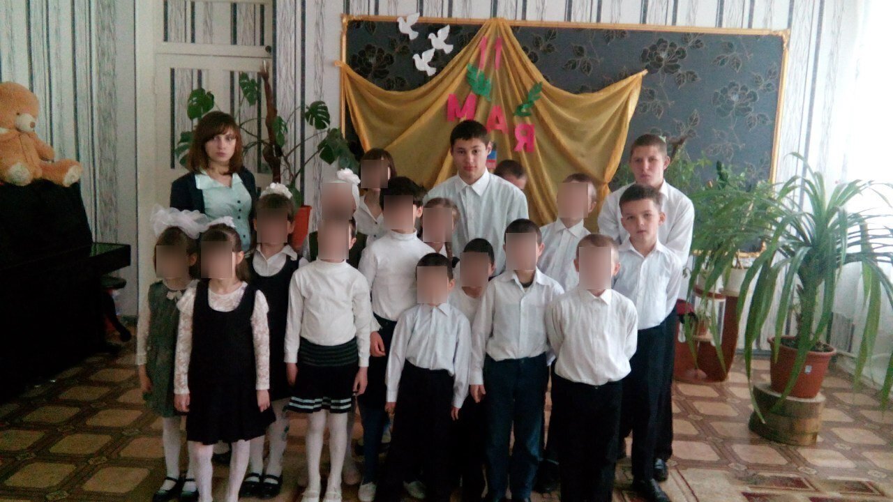 Фото з окупаційного сайту. Коля Сєдих крайній праворуч у середньому ряду