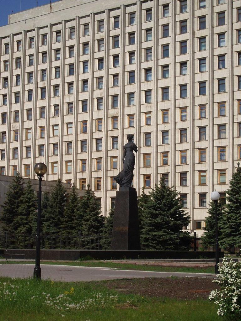 Памʼятник Лесі Українці на тлі будівлі ЦВК у Києві.