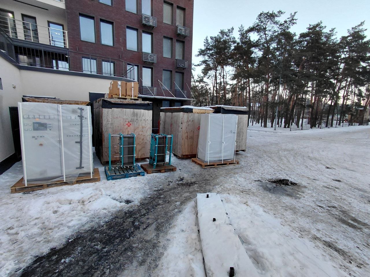 Обладнання у дерев’яних упаковках, яке міські служби презентували як генератори. Насправді всередині виявилася когенераційна газова установка. Фото: 44.ua