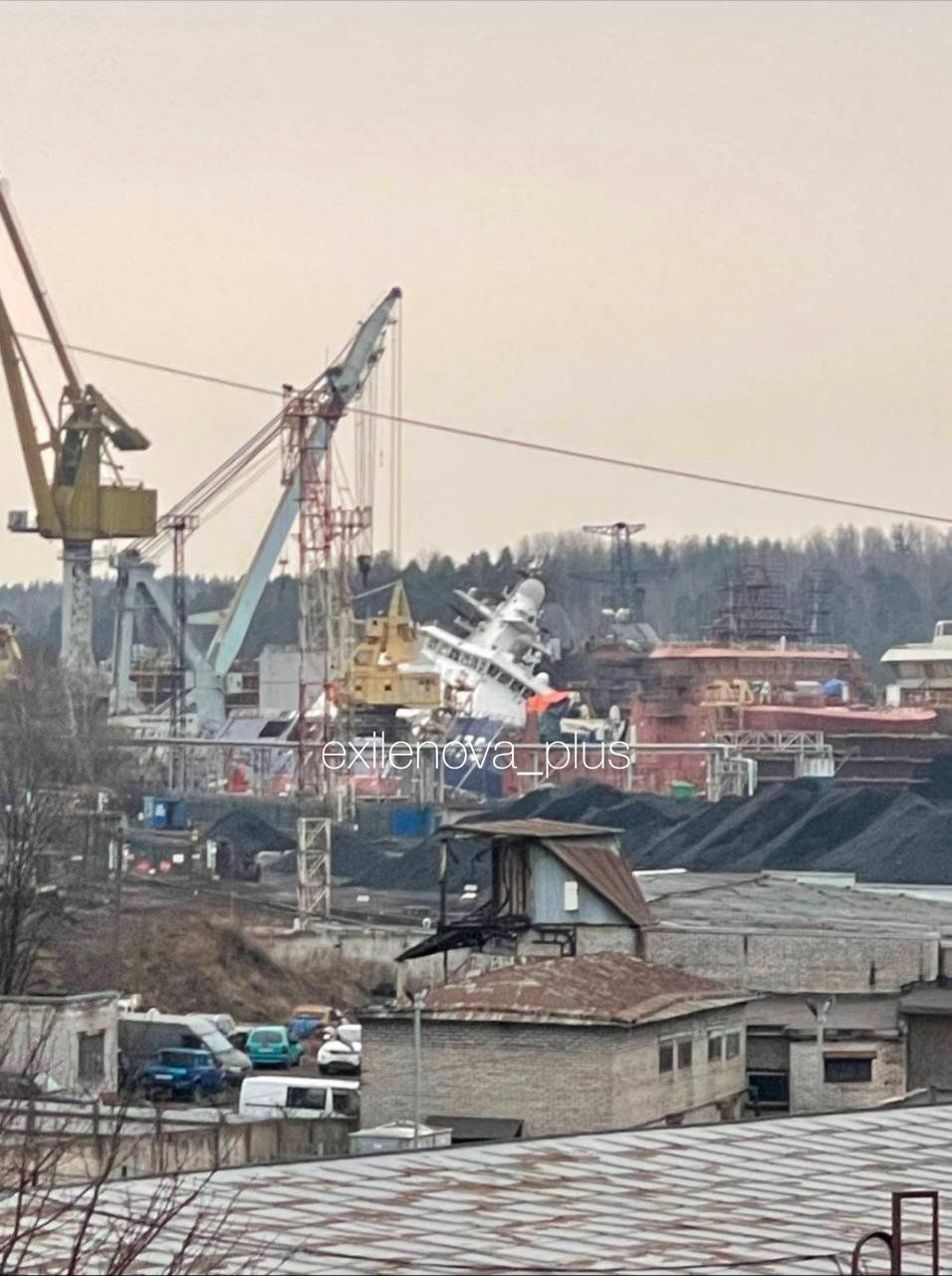 Пошкоджений корабель, що будується для Берегової охорони РФ. Джерело: Exilenova+