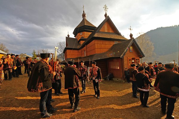 Без бляхи. Три історії про те, як українські дерев'яні храми відновили історичний вигляд