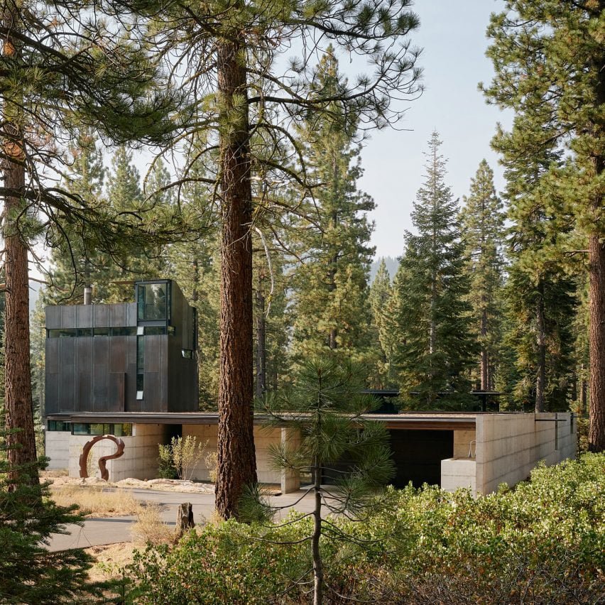 Analog House, США, архітектори Olson Kundig Architects  Будинок розташований в невеликому просторі лісу в Каліфорнії, позначений вежею і палітрою матеріалів з металу, бетону і скла, які гармонійно поєднуються з навколишнім оточенням. Фото: Joe Fletcher