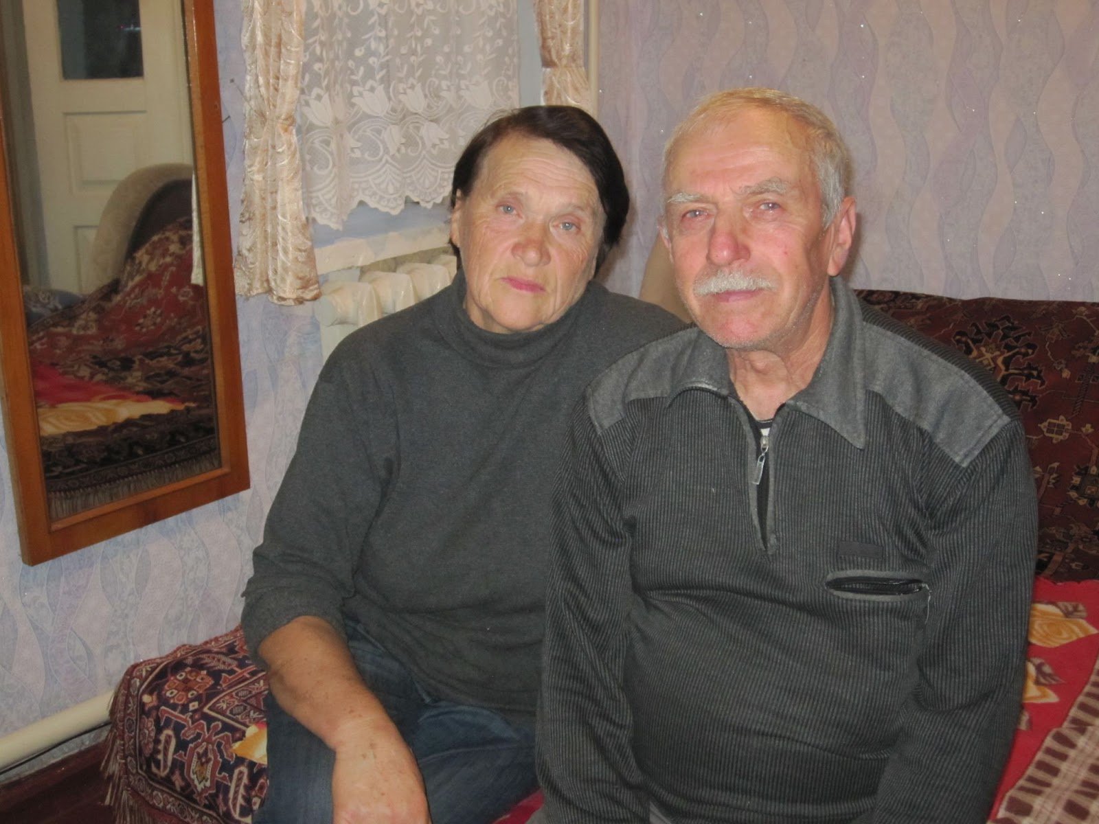 Ганна й Василь Пінчуки, які доглядали за пораненою Антоніною Скрекою. Фото авторки