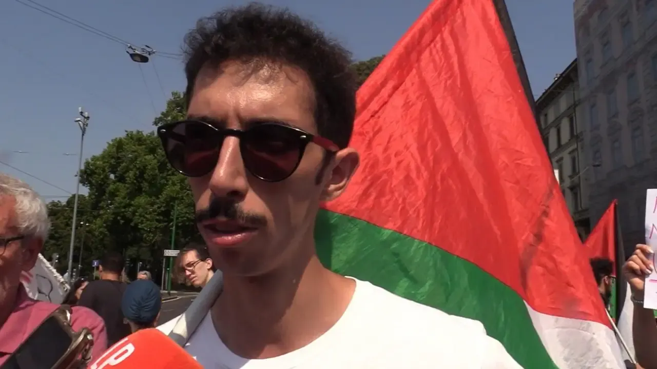 Італійський активіст Юссеф Cіхера під час маніфестацій