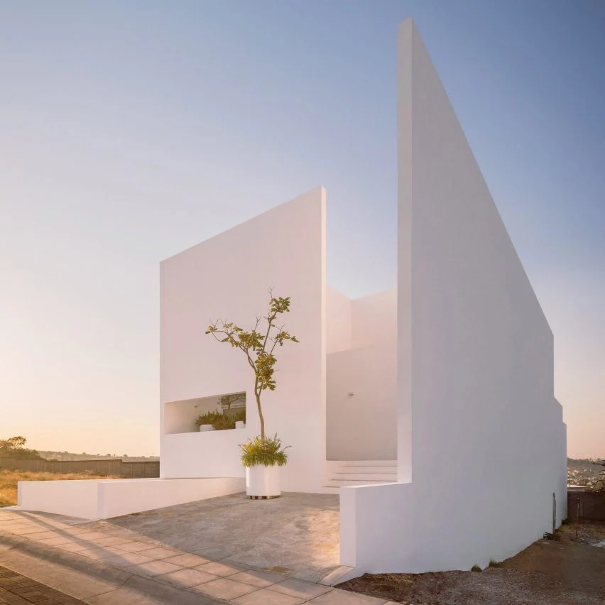 La Piedad, Мексика, від Cotaparedes Arquitectos. Цей мінімалістичний будинок описується його архітектором як "інтроспективна архітектура".  Триповерховий будинок, прихований великими стінами без вікон, дивиться всередину, на пару озеленених дворів. Фото: César Béjar