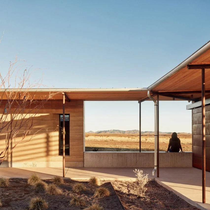 Marfa Ranch, США, архітектор: Лейк Флато . Переможцем премії Dezeen Awards 2022 в номінації "Сільський будинок року" стало ранчо з утрамбованими земляними стінами, які покликані перегукуватися з його оточенням на пустельних луках Техасу. Фото: Casey Dunn