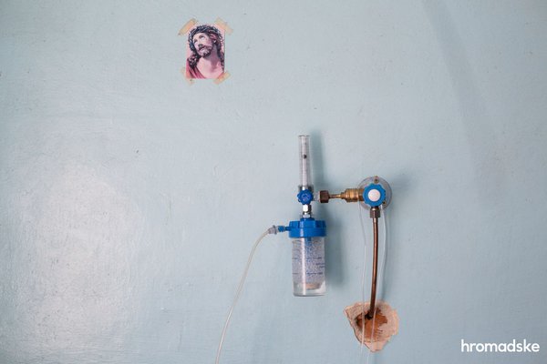 Фото дня: кисень і Божа поміч – переповнена COVID-лікарня в Яремчому