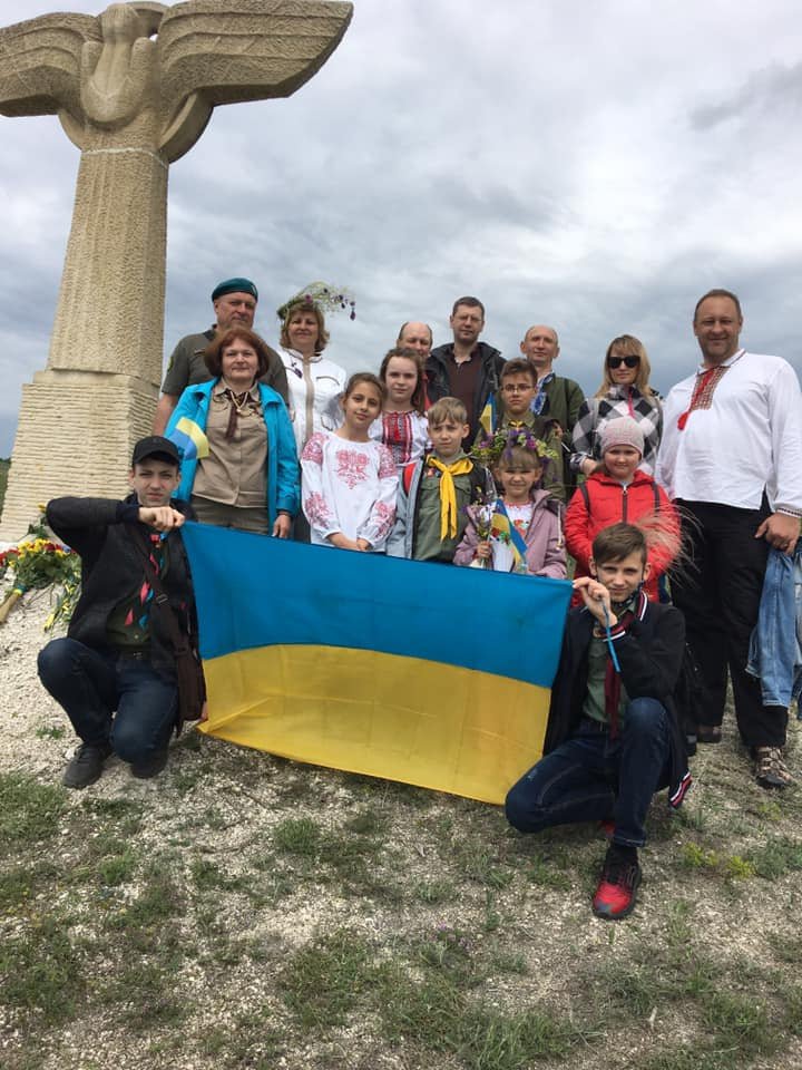 Пластуни на фестивалі повітряних зміїв на честь загиблих льотчиків у селі Пришиб під Слов'янськом